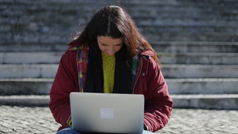 Mujer-Concentrada-Con-El-Pelo-Largo-Escribiendo-En-La-Computadora-Portátil
